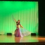 舞台でベリーダンスを踊る西川朝子。イシスウィングを使った神秘的な踊り。