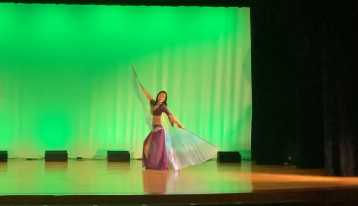 ベリーダンスの舞台で踊る声楽家の西川朝子。非日常を楽しむ姿